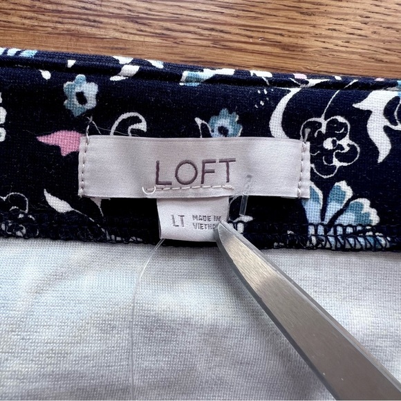 ⭐️ NWT Loft Navy Pull On Floral Print Pencil Skirt Size LT - Picture 3 of 9